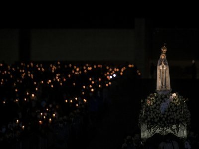 Une statue de la Vierge est portée lors d'une procession à la bougie à Fatima au Portugal le 12 mai 2021 - PATRICIA DE MELO MOREIRA [AFP]