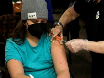Dash Hunger, 12 ans, reçoit le vaccin de Pfizer/BioNTech contre le Covid-19 à Bloomfield Hills, dans le Michigan aux Etats-Unis, le 13 mai 2021 - JEFF KOWALSKY [AFP]