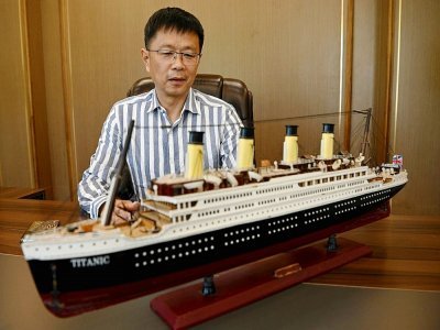 Su Shaojun devant une maquette du Titanic, dans son bureau à Daying  (Chine) le 26 avril 2021 - NOEL CELIS [AFP]