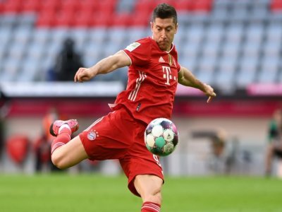 Le cannonier du Bayern Robert Lewandowski, auteur d'un triplé contre Mönchengladbach, le 8 mai 2021 à Munich, fonce sur le record de Gerd Müller - CHRISTOF STACHE [POOL/AFP/Archives]