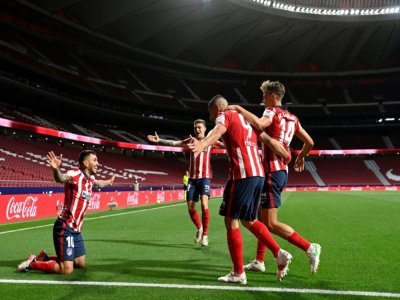 L'Atletico Madrid, grâce notamment à un but d'Angel Correa (genoux), a remporté un match décisif pour le titre face à la Real Sociedad au Wanda Metropolitano, le 12 mai 2021 - PIERRE-PHILIPPE MARCOU [AFP/Archives]