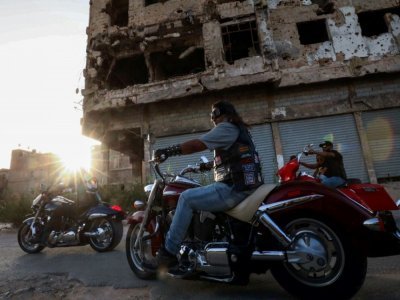 Durant le ramadan, des "bikers" distribuent des repas aux automobilistes trop en retard pour rejoindre leur domicile - Abdullah DOMA [AFP]