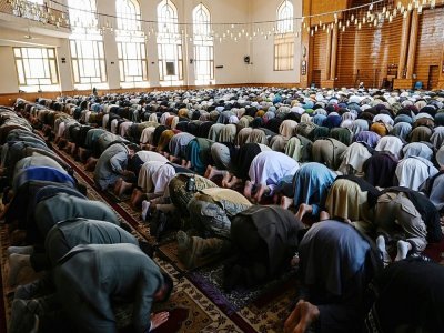 Des musulmans prient dans une mosquée lors de l'Aïd el-Fitr, le 13 mai 2021 à Kaboul, en Afghanistan - WAKIL KOHSAR [AFP]
