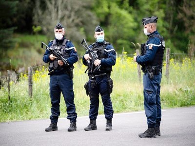 Des gendarmes engagés dans l'opération de recherche du double meurtrier des Cévennes, le 13 mai 2021 à Saumane - CLEMENT MAHOUDEAU [AFP]