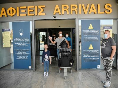 Un touriste quitte l'aéroport international de Heraklion sur l'île de Crète le 14 mai 2021 - Louisa GOULIAMAKI [AFP]