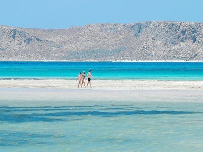 Des touristes sur la plage de Balos, sur l'île de Crète, le 13 mai 2021 - Louisa GOULIAMAKI [AFP]