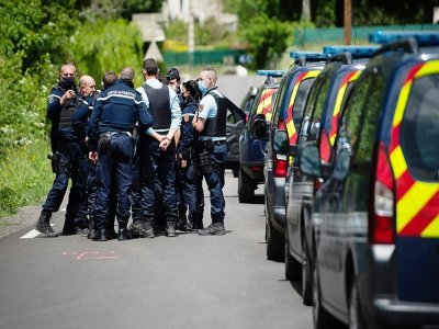 Des gendarmes engagés dans l'opération de recherche du double meurtrier des Cévennes, le 13 mai 2021 à  Saumane - CLEMENT MAHOUDEAU [AFP]