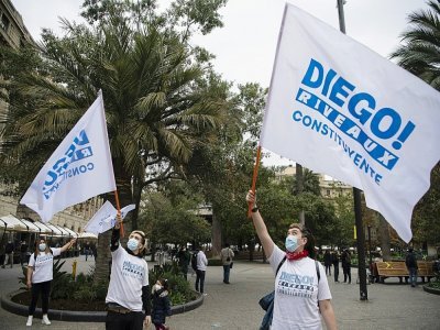 Campagne pour les postulants à l'Assemblée constituante chilienne, le 13 mai 2021 à Santiago du Chili - MARTIN BERNETTI [AFP]