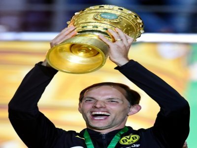 L'Allemand Thomas Tuchel, alors entraîneur à Dortmund, soulève le trophée de la Coupe d'Allemagne, après la victoire en finale face à l'Eintracht Frankfort, le 27 mai 2017 au stade Olympique à Berlin - Tobias SCHWARZ [AFP/Archives]