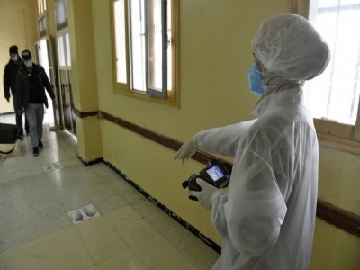 Du personnel médical mesure la température des voyageurs à l'aéroport de Tindouf, dans le sud-ouest de l'Algérie, le 26 février 2021 - RYAD KRAMDI [AFP/Archives]