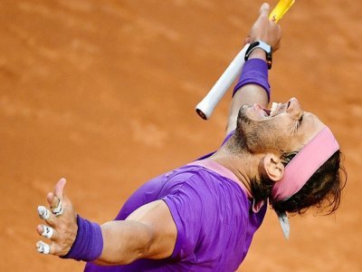 L'Espagnol Rafael Nadal exulte après sa victoire en finale du Masters 1000 de Rome sur le Serbe Novak Djokovic, le 16 mai 2021 - Filippo MONTEFORTE [AFP]