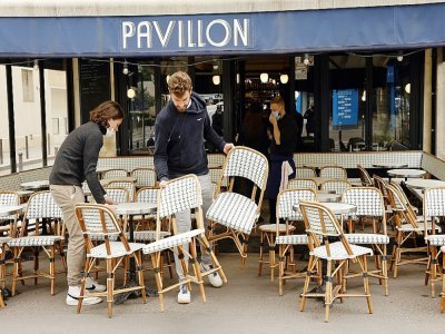 Préparatifs avant la réouverture des terrasses mercredi, à Paris le 17 mai 2021 - Ludovic MARIN [AFP]