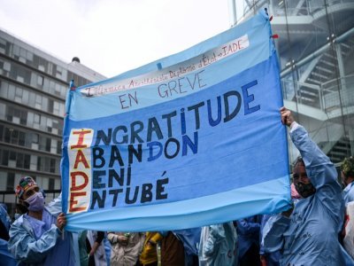 Manifestation d'infirmiers anesthésistes devant l'hôpital européen Georges-Pompidou à Paris le 17 mai 2021 - Anne-Christine POUJOULAT [AFP]
