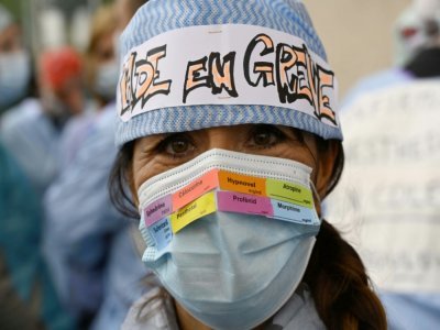 Une infirmière anesthésiste en grève devant l'Agence régionale de santé de Marseille, le 17 mai 2021 - Christophe SIMON [AFP]
