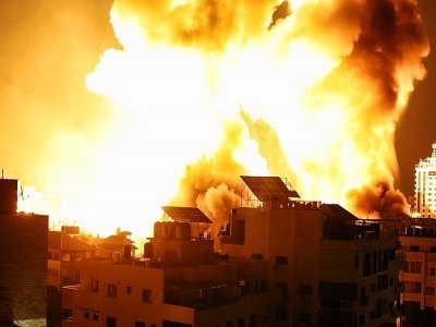 Le ciel de Gaza illuminé par des explosions suite à des frappes aériennes de l'armée israélienne contre l'enclave palestinienne, le 18 mai 2021 au petit matin - Mahmud hams [AFP]
