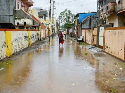 Une rue inondée après le passage du cyclone Tauktea, le 18 mai 2021 à Amreli, en Inde - Punit PARANJPE [AFP]