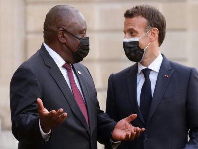 Le président Emmanuel Macron (d) reçoit son homologue sud-africain Cyril Ramaphosa, le 17 mai 2021 à l'Elysée, à Paris - Ludovic MARIN [AFP]