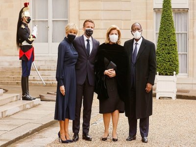 Le président français Emmanuel Macron et son épouse Brigitte accueillent le président ivoirien Alassane Ouattara et son épouse Dominique Folloroux-Ouattara, le 17 mai 2021 à Paris - Ludovic MARIN [AFP]