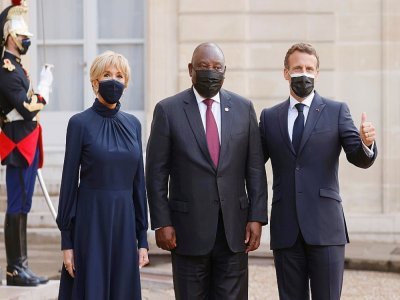 Le président sud-africain Cyril Ramaphosa accueilli au palais de l'Elysée à Paris par son homologue français Emmanuel Macron et son épouse Brigitte, le 17 mai 2021 - Ludovic MARIN [AFP]