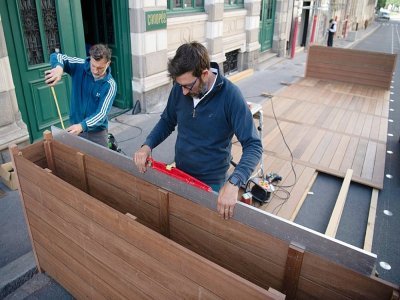 Mise en place d'une terrasse de café, avant la réouverture, le 17 mai 2021 à Nantes - LOIC VENANCE [AFP]