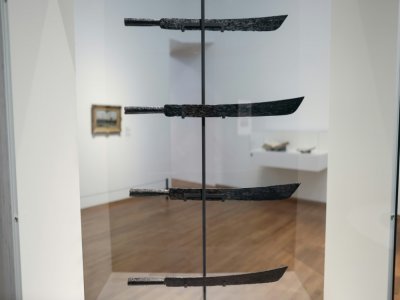 Des machettes pour couper la canne à sucre présentées dans le cadre de l'exposition "Esclavage" au Rijksmuseum d'Amsterdam, le 12 mai 2021 aux Pays-Bas - Kenzo TRIBOUILLARD [AFP]