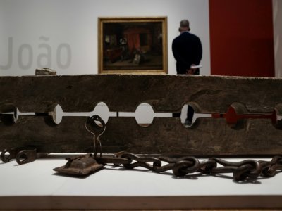 Des fers pour entraver les chevilles des esclaves au Rijksmuseum d'Amsterdam, dans le cadre d'une exposition sur l'esclavage, le 12 mai 2021 aux Pays-Bas - Kenzo TRIBOUILLARD [AFP]