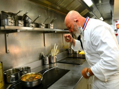 Le chef français Philippe Etchebest dans les cuisines de son restaurant bordelais "Le Quatrième Mur", le 30 septembre 2020 - MEHDI FEDOUACH [AFP/Archives]