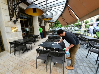 Préparation de la terrasse pour la réouverture au Clemenceau, un bar du centre de Bordeaux, le 18 mai 2021 - MEHDI FEDOUACH [AFP]
