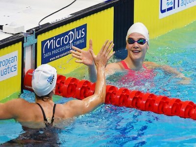 La Française Marie Wattel (dos) et la Grecque Anna Ntountounaki toutes deux créditées du meilleur chrono sur 100 m dos à l'Euro de natation, le 18 mai 2021 à Budapest - Attila KISBENEDEK [AFP]