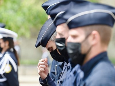 Des policiers rendent hommage à Eric Masson à Avignon le 11 mai 2021 - Nicolas TUCAT [POOL/AFP]