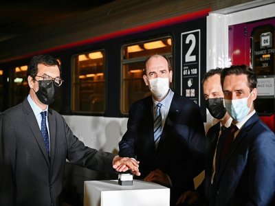 Le premier ministre Jean Castex (C) et le PDG de la SNCF Jean-Pierre Farandou (G) visitent le train de nuit Paris-Nice à la gare d'Austerlitz à Paris le 20 mai 2021 - Anne-Christine POUJOULAT [AFP]