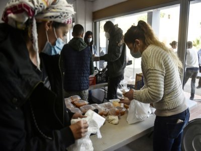 Des bénévoles de l'association Au coeur de l'humanité 66 préparent des repas pour les migrants, le 11 mai 2021 à Perpignan - RAYMOND ROIG [AFP]