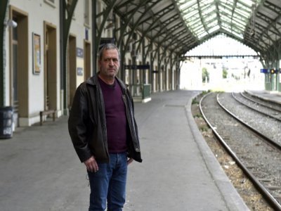 Le maire de Cerbère (Pyrénées-Orientales)  Christian Grau pose sur le quai de la gare de ce village frontalier le 12 mai 2021 - RAYMOND ROIG [AFP]