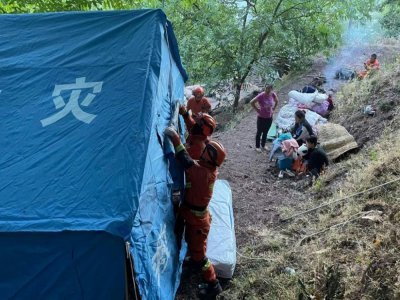 Des pompiers intallent des abirs temporaires pour les personnes évacuées suite ua tremblement de terre, dans le comté de Yangbi, province du Yunnan, le 22 mai 2021 - STR [AFP]