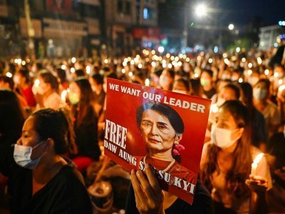 Le portrait d'Aung San Suu Kyi lors d'une veillée à la mémoire des personnes tuées dans les manifestations contre le coup d'Etat militaire en Birmanie, le 13 mars 2021 à Rangoun - STR [AFP/Archives]