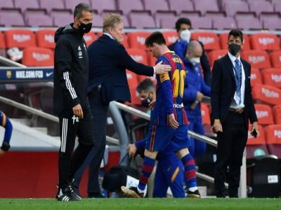 L'entraîneur du FC Barcelone Ronald Koeman salue Lionel Messi à sa sortie du match perdu contre le Celta Vigo au Camp Nou, le 16 mai 2021 - Pau BARRENA [AFP/Archives]