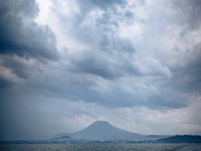 Le volcan Nyiragongo, vu depuis le lac Kivu, avec à ses pieds la ville de Goma, en République démocratique du Congo (RDC), le 29 septembre 2019 - ALEXIS HUGUET [AFP]