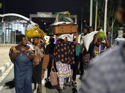 Des habitants de Goma quittent la ville à la suite d'une activité soudaine du volcan Nyiragongo le 22 mai 2021 - Simon Wohlfahrt [AFP]