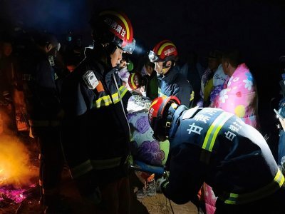 Des secouristes prennent en charge des participants de l'ultrafond, après de violentes conditions climatiques qui ont provoqué la mort de 21 personnes, près de Baiyin, le 22 mai 2021 dans le nord-ouest de la Chine - STR [AFP]