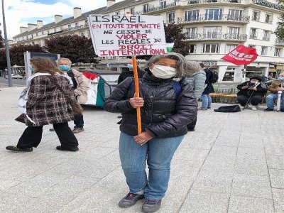 Une manifestante dénonce les pratiques d'Israël. - Justine Tariel