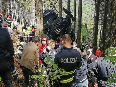 Policiers et secours entourent une cabine de téléphérique après la chute de cette dernière à Stresa, dans le nord de l'Italie, le 23 mai 2021 - Handout [Polizia di Stato/AFP]