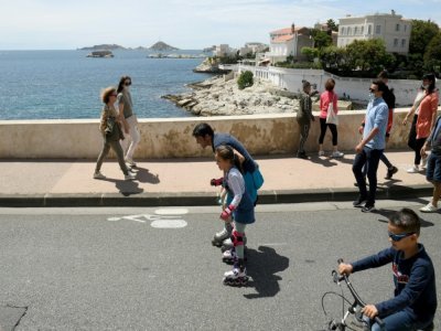 Des promeneurs sur la route de la Corniche à Marseille le 23 mai 2021 - Nicolas TUCAT [AFP]