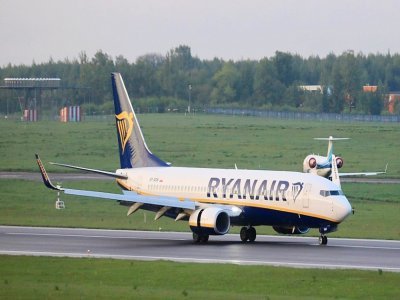 Un avion de la compagnie Ryanair parti d'Athènes (Grèce), intercepté et détourné sur Minsk par les autorités bélarusses, atterrit à l'aéroport de Vilnius (Lituanie), sa destination initiale, le 23 mai 2021 - PETRAS MALUKAS [AFP]