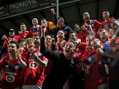 L'entraîneur de Lille Christophe Galtier (C) et les joueurs de l'équipe, à Angers le 23 mai 2021 - LOIC VENANCE [AFP]