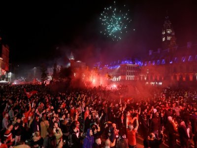 Les supporters de Lille fêtent la victoire du Losc en championnat de France, le 23 mai 2021 à Lille - FRANCOIS LO PRESTI [AFP]