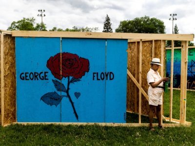 Une personne se tient devant une peinture rendant hommage à George Floyd à Minneapolis, dans le Minnesota, le 22 mai 2021 - Kerem Yucel [AFP]