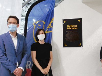 Une plaque retraçant le parcours de Nathalie Péchalat a été posée à l'entrée de la patinoire olympique. - Guillaume Lemoine