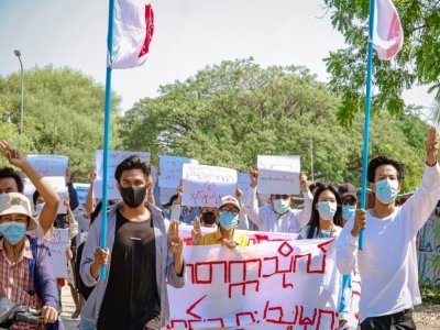 Photo diffusée le 22 mai 2021 par une source anonyme via Facebook d'une manifestation à Mandalay contre le coup d'Etat militaire en Birmanie - Handout [FACEBOOK/AFP]