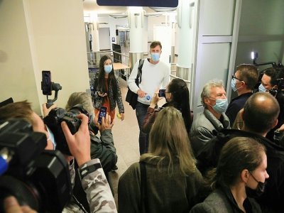 Des passagers du vol de la compagnie Ryanair intercepté par les autorités bélarusses, arrivent à l'aéroport de Vilnius, le 23 mai 2021 en Lituanie - PETRAS MALUKAS [AFP]
