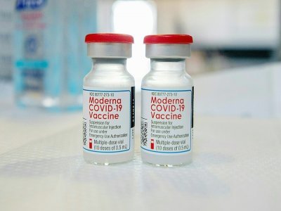 Des flacons du vaccin Moderna contre le Covid-19, le 20 avril 2021 à Bridgeport, dans le Connecticut - Joseph Prezioso [AFP/Archives]
